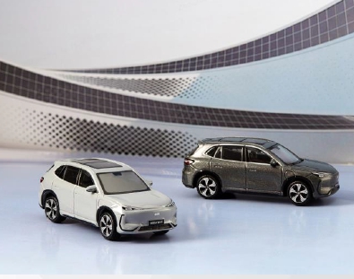 Model auto Geely EX5 1:64 (Argint)
